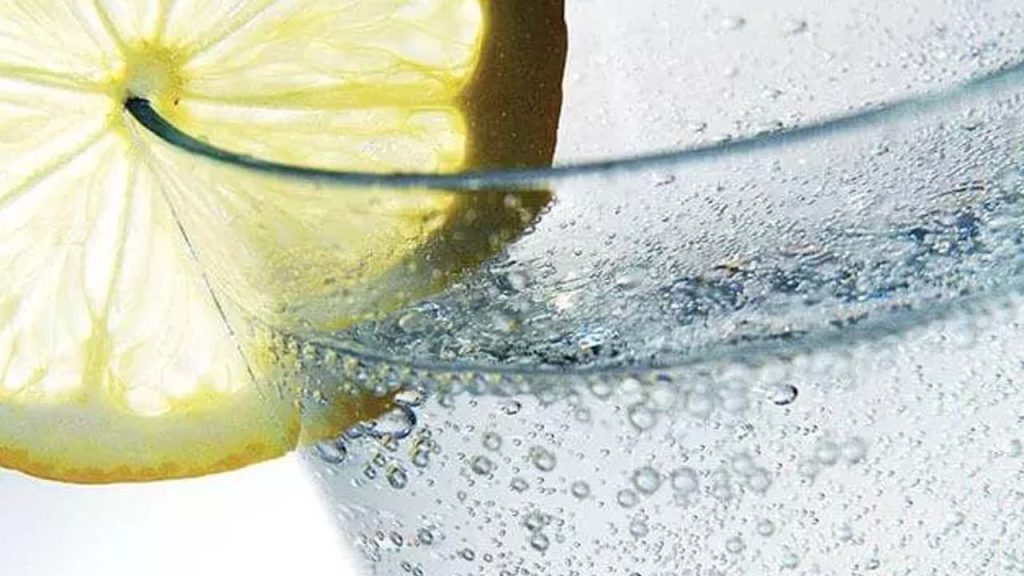 Ihlamuru böyle demleyin! Faydası 5 kat artıyor: İçine 1 dilim ekleyince tadını uçuruyor