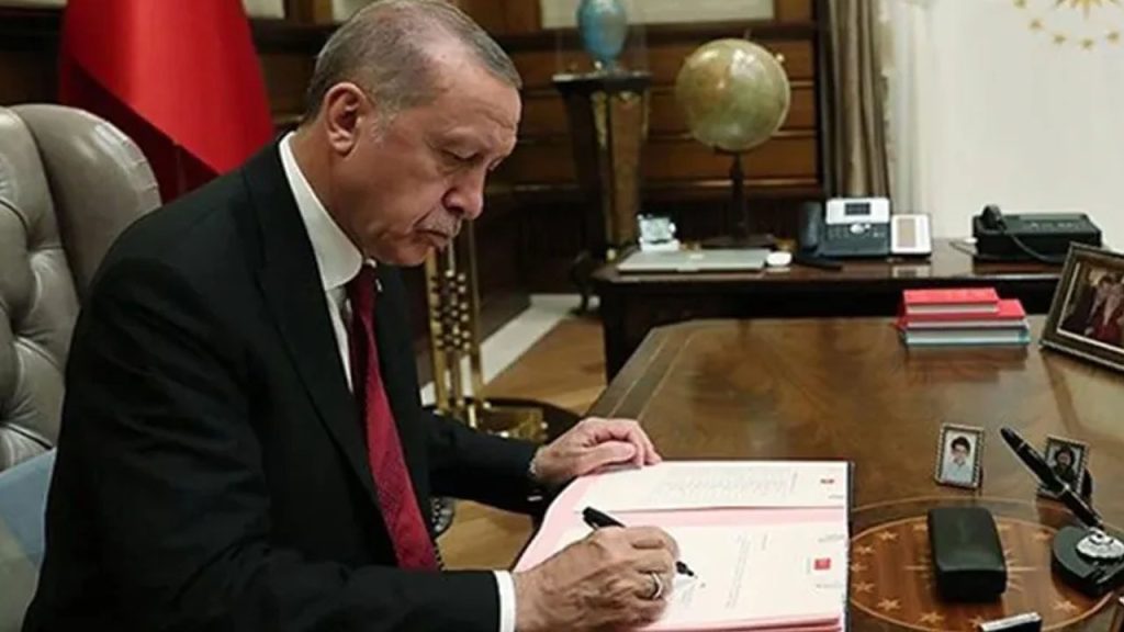 Erdoğan imzaladı! Çok sayıda isim gece yarısı görevden alındı